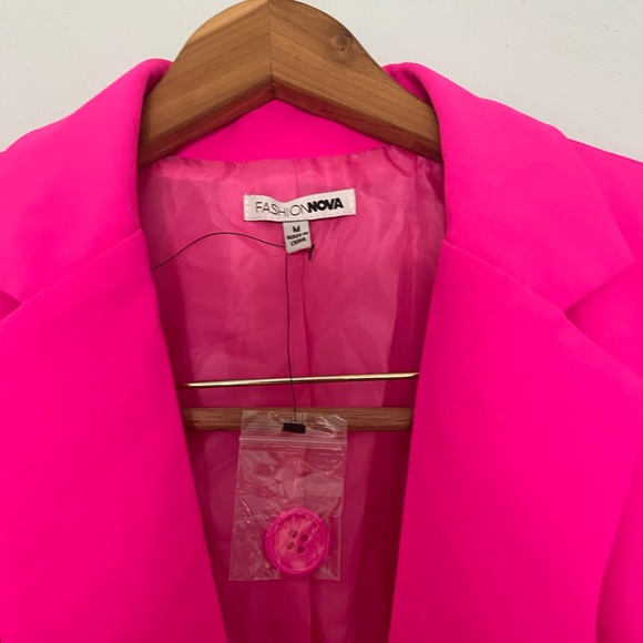 Fashion Nova neon pink blazer - Picture 3 of 5